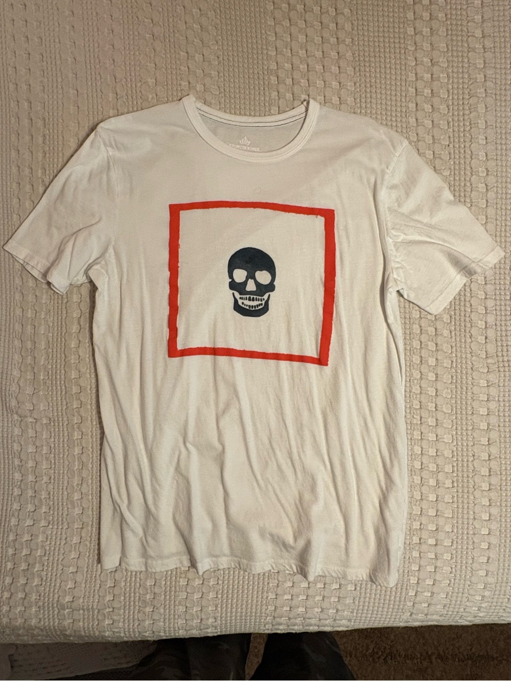 Sport of Kings White Graphic Skull T-Shirt with Red Frame - men’s large